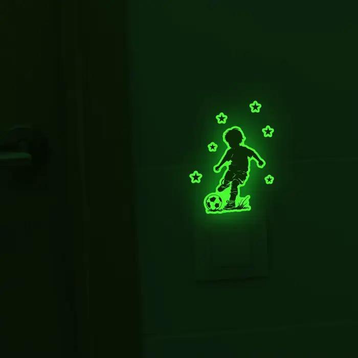 Autocollant mural lumineux en forme de garçon jouant au football