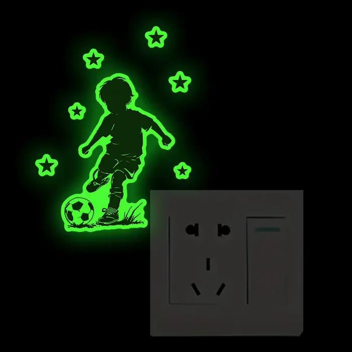 Autocollant mural lumineux en forme de garçon jouant au football