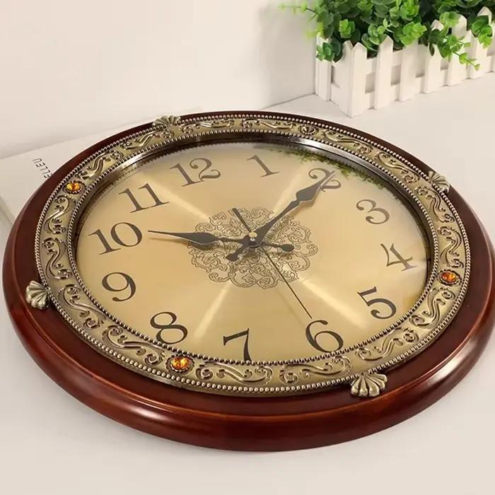 Horloge murale moderne avec cadre en bois massif