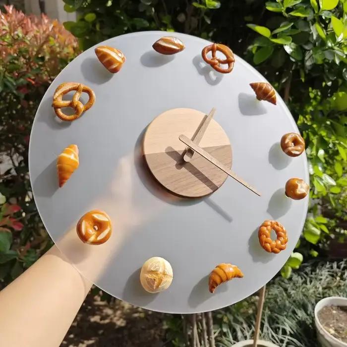 Horloge de cuisine silencieuse en bois sur le thème de la cuisson du pain