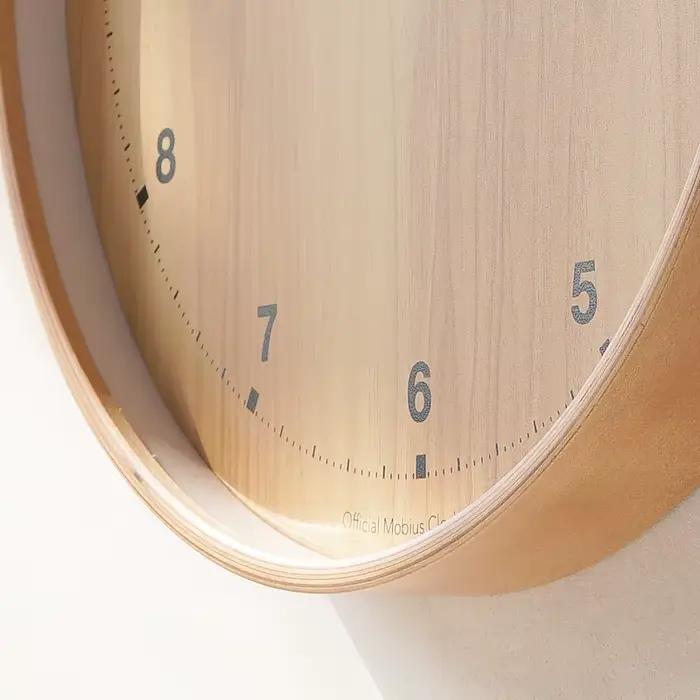 L'horloge murale en bois originale