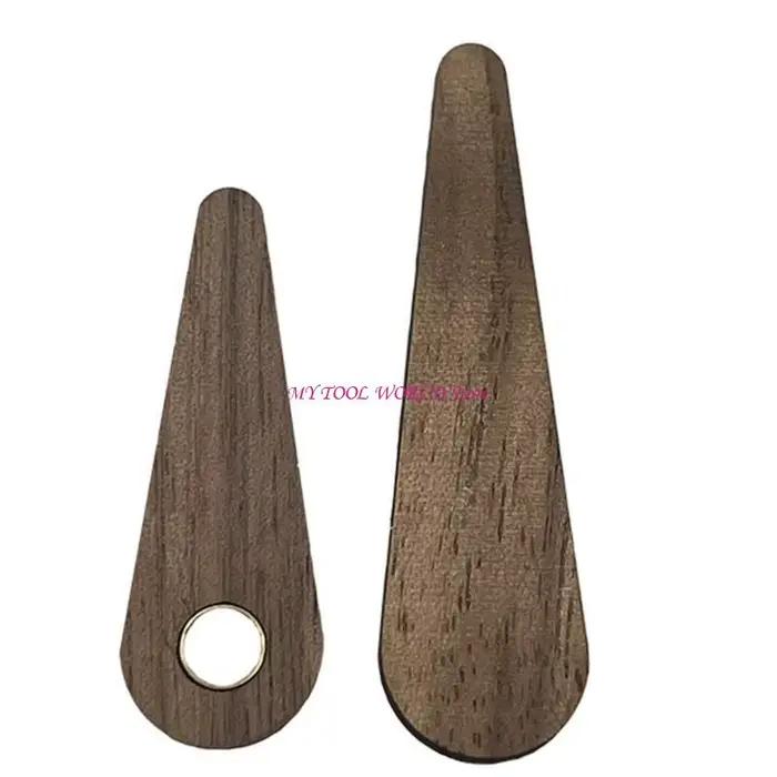 Réparation mécanismes mouvement l'horloge murale avec les mains du bois pour les décors maison faisant A2BB