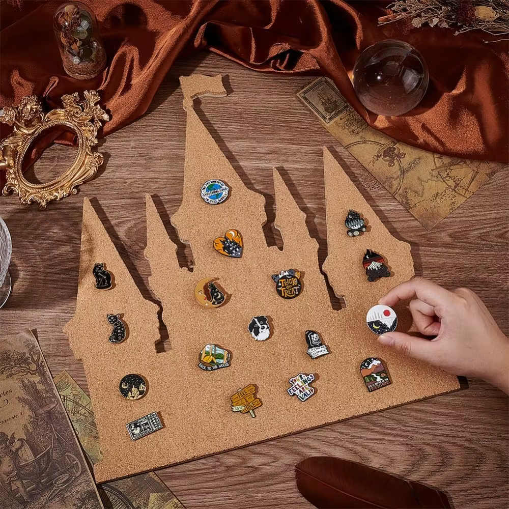 Tableau d'épingles de château, panneau de liège 14.2x11.8 pouces, panneau d'affichage de Bulletin, présentoir de bijoux, plateau en liège pour Collection de broches