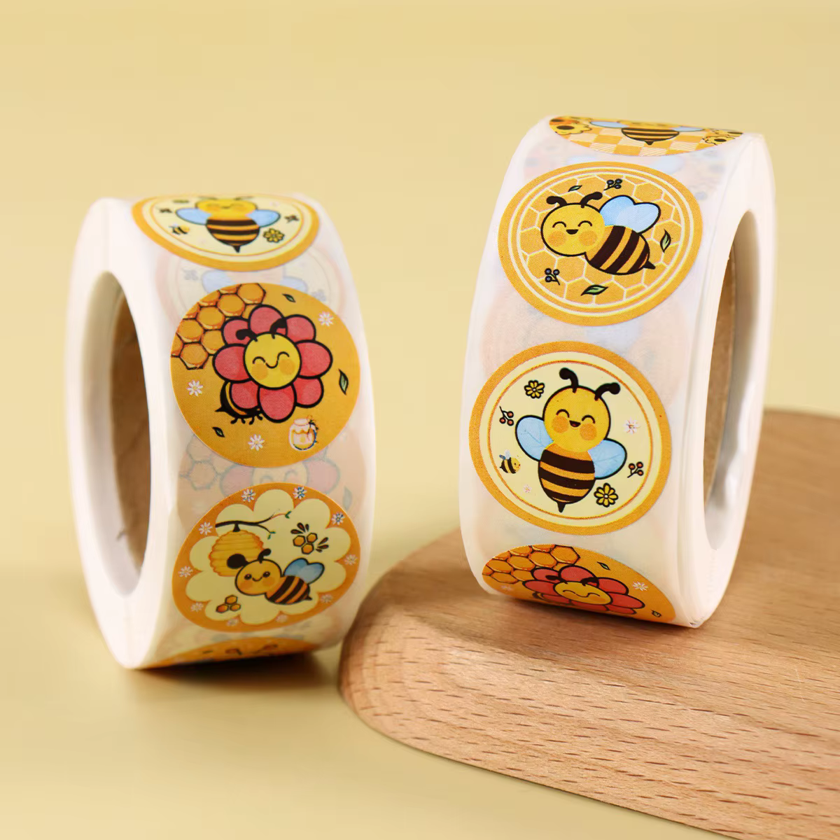 500 autocollants en rouleau Abeilles Cartoon, étiquettes récompense abeilles, autocollants imperméables en papier auto-adhésifs pour jeux éducatifs et fêtes
