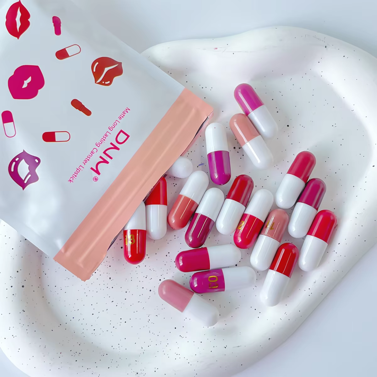 Lot de 18 pilules de rouge à lèvres capsules colorées, comprenant un brillant à lèvres imperméable et durable, un rouge à lèvres scintillant