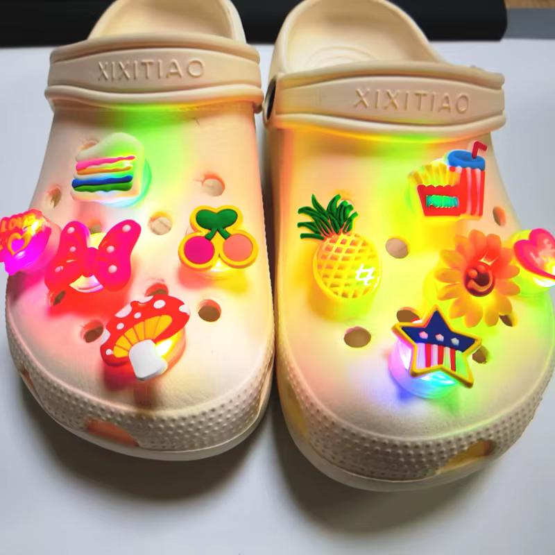 Pour crocs 1-5 pièces accessoires de chaussures LED garçons et filles puces de gâteau ananas accessoires décoratifs boucle accessoires de chaussures bricolage
