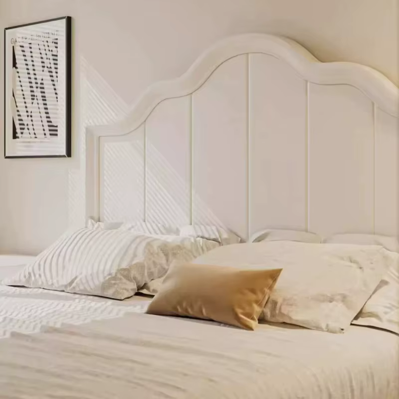 Lit blanc élégant, cadre minimaliste au design unique, lit de luxe crème, style lounge français, avec tête de lit et sommier intégré, pour chambre à coucher, mobilier de chambre.