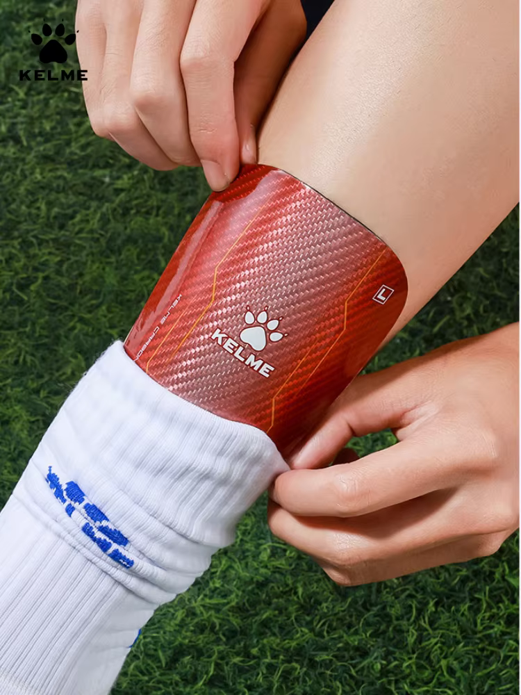 Kelme – panneau de Protection professionnel des jambes en Fiber de carbone, panneau d'insertion de Football, équipement de Protection des jambes pour jeunes